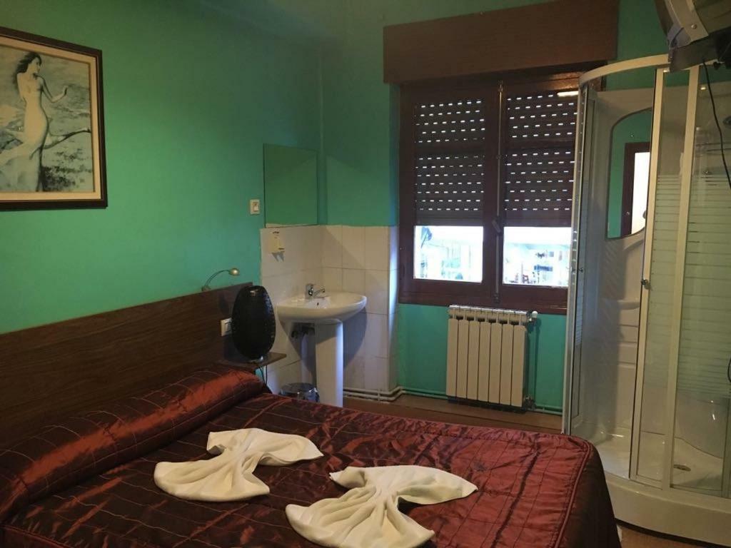 Отель Hostal Goias Овьедо Экстерьер фото