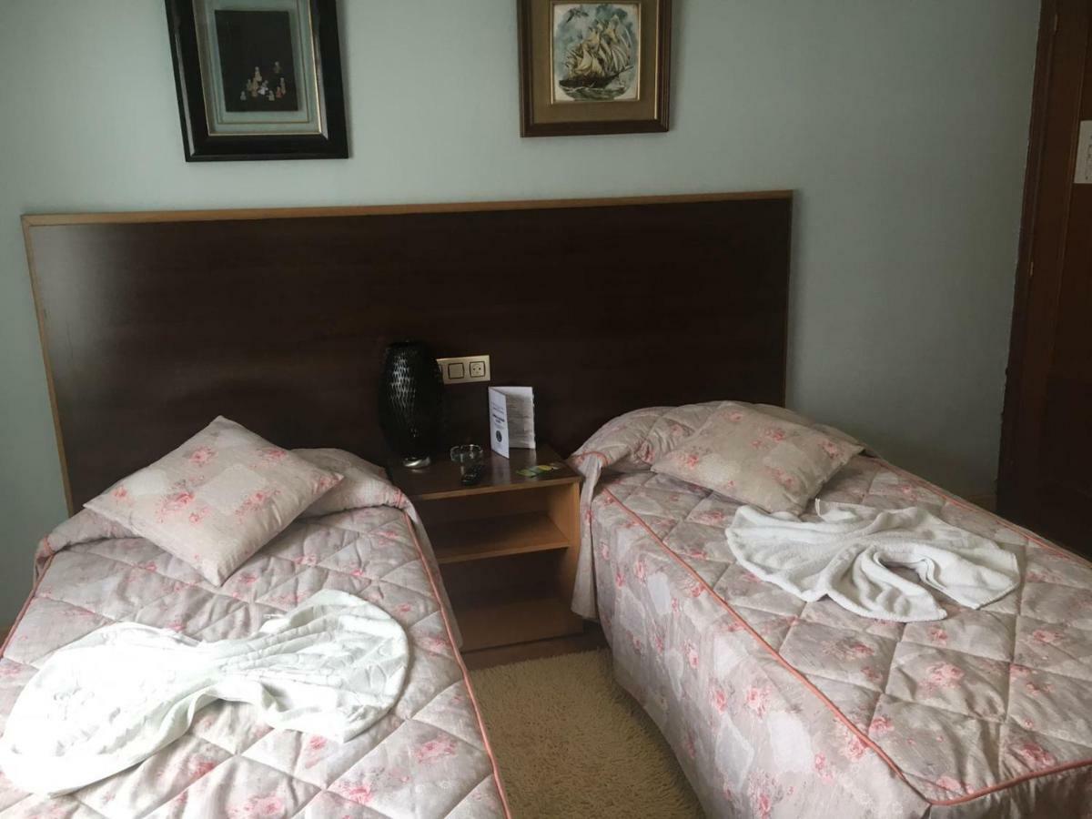 Отель Hostal Goias Овьедо Экстерьер фото