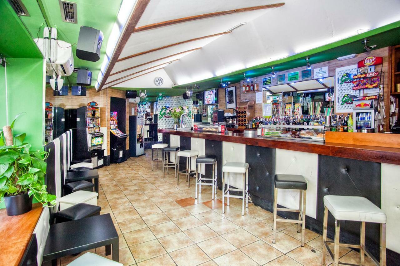 Отель Hostal Goias Овьедо Экстерьер фото